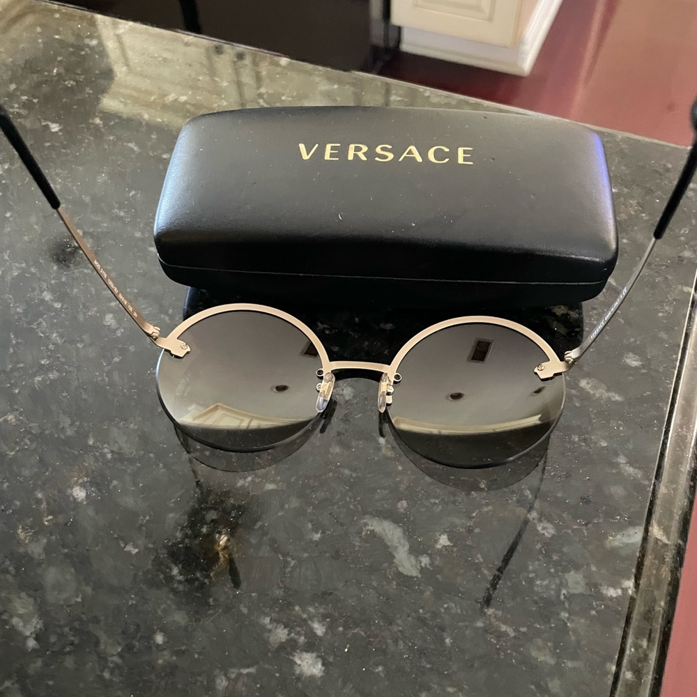 NWOT. COA. Versace Black and Gold Round Sunglasses. Full inclusion. - Picture 8 of 16